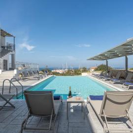 Crabstone Brand New Complex with Pool, хотел в Khlóï
