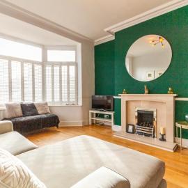 Charming Getaway - 3BR Home in the Heart of Chester, hotelli kohteessa Christleton