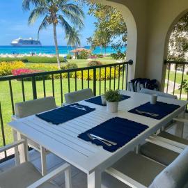 Oceanfront Condo on Seven Mile Beach, hotel in Seven Mile Beach