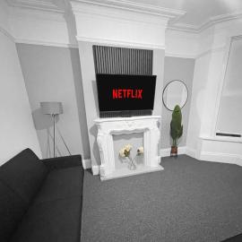 Spacious City Centre Retreat 4 Bedrooms, Free Parking, Pool Table & Fast Wi-Fi