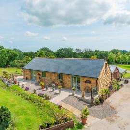 Garden View Barn 1-Bed Sleeps 4 with Parking