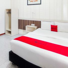 RedDoorz Syariah at Penginapan Eby Padang, hotel em Duku