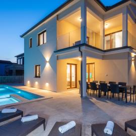 Villa Rita, a luxurious private villa with a pool near the sea, hotel u gradu Viskovići