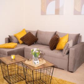 Yellow Haven spacious quiet free parking sleeps 7, hotel i Swindon
