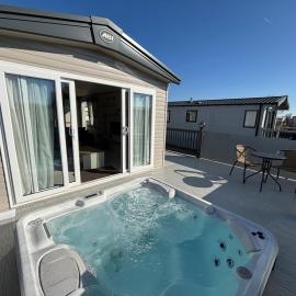 The Retreat 10 - Hot tub Mini Lodge, central heating, bed linen, & pet friendly - Meadow Lakes Caravan Hire, hotel in Chapel Saint Leonards