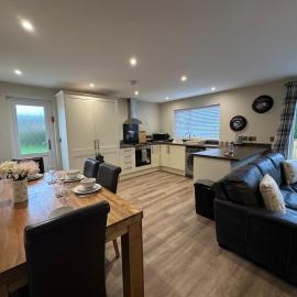 Modern, newly built 2 bedroom bungalow with free parking