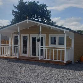 Grove View log house, hotel em Templearum