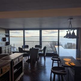 Teach Cois Farraige House by the Sea, hotel in Widows Row
