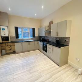 Group Friendly 5 Bedroom House Near Nottingham Train Station & Football Stadium, Self Check-In, Fast WiFi & Free On-Street Parking, hotel in Nottingham