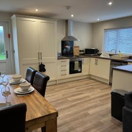 Modern, newly built 2 bedroom bungalow with free parking, sleeps 6, hotel in Hereford