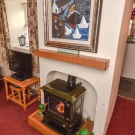 Last-Minute Escapes l Sleeps Up to 4 l A delightful thatched cottage with all the modern facilities you will require l There are 2 bedrooms, one with a double bed l the other with two singles l Carrick Thatched Cottage l WeStayBelfast, hotel a Eden