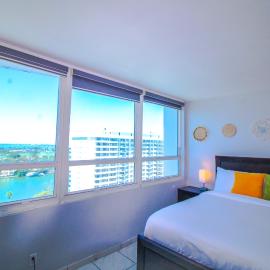 Castle 1221 Large studio with free parking, pool, tennis, beach access, tiki bar...