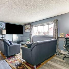 11 Mi to Kincaid Park: Convenient + Cozy Apt!, hotel di Anchorage