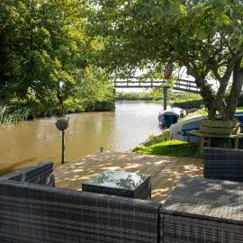 Casa Caro, holiday home in Friesland next to water