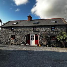 The Burren Coach House, hotel a Bealaclugga