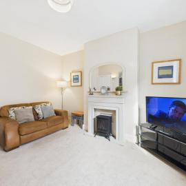 RestfullStays- 3 Bedroom, 4 Bed House FREE PARKING