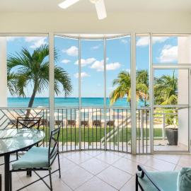 Beachfront 2Br Walk-Out King Queen, Pool, hotel in Seven Mile Beach