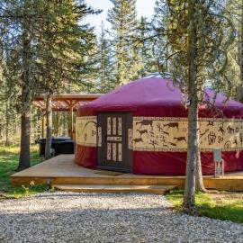 Shanti Yurt with private hot tub in Bragg Creek, khách sạn ở Bragg Creek