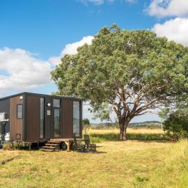 The Rocky At Stones Throw Away by Tiny Away, hotel i Pittsworth