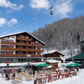 Hotel THE LARIX ski-in ski-out、サースフェーのホテル
