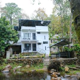Riverside Bliss Villa, hotel a Kallar-Bridge