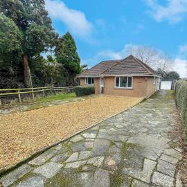 The Lockett Wonderful Large Bungalow Plympton, Plymouth Free Parking By STAE-Homes, hotel in Plymouth