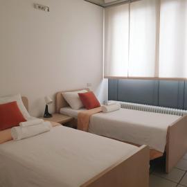 APPARTAMENTO MODERNO con parcheggio gratuito di fronte, hotel in Lecco