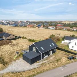 Pool House With Activity Room, Built In 2020, With A View Of The North Sea, hotel en Nørre Vorupør