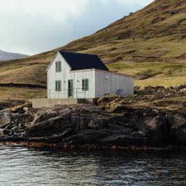 Fiskahúsið - Waterfront Cabin - Stunning Views