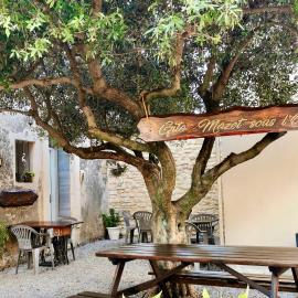 Les Gîtes sous l' Olivier en Camargue, hotel u gradu Vover