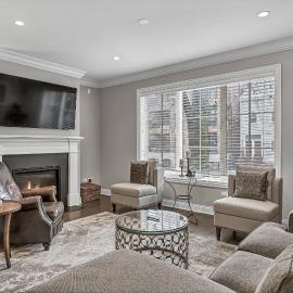 Elegant Condo-Steps from Wrigley Field, 32 Nights condo