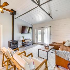 Peaceful Vinita Home w/ Fire Pit: 11 Mi to Lake!, hotel a Vinita