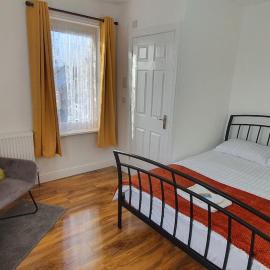 Harbour House - Entire Detached 4-BDR & 4-Beds Home, Ensuite and Bath - Serving Contractors, Tourists, Santa Pod, and Silverstone - Sleep 7 - Smart TV - Self Catering - Hi-Speed WiFi - Ample Free On-Street Parking، فندق في Wymington