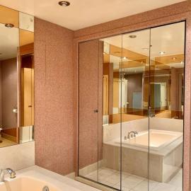 Chambre double et salle de bain, hotel in Boulogne-sur-Gesse