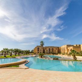 Luxury Stay with Jacuzzi BBQ and Huge Pool, Hotel in Għajnsielem