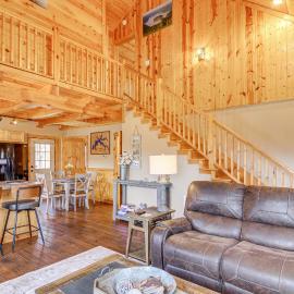 Modern Cabin w/ Grill Near Golf & Bass Fishing!, hotel in Frogue