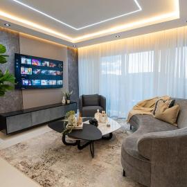 Modern 3BR! 9FL, King Bed! STI with Pool! Fast wifi!