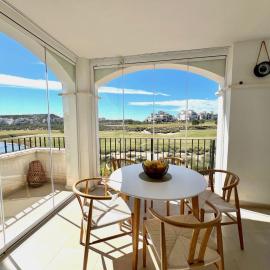 Stunning frontline apartment with golf views and pool, hotell i Sucina