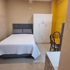 Habitación con baño privado solo efectivo guaranies zona hospital militar, hotelli kohteessa Asuncion