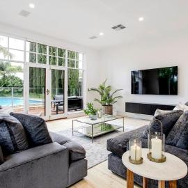 Oasis - Luxe living, with pool - walk to cafes, Hotel in Rose Park