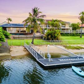 Perfect Family Retreat, Canalfront, Pool, Pontoon