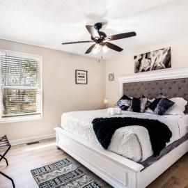Serenity Cottage 300mbps WiFi - Dog Friendly, hotel din Clarksville