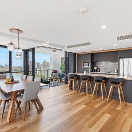 Stunning 180 degree Views at Avalon Apartment
