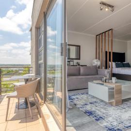 Blue Haven UPS Parking Pool Views, hotel in Sandton