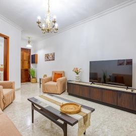 Charming 3BR Maisonette with private Backyard & AC by 360 Estates, hotel in San Ġwann