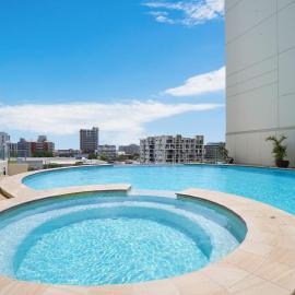 City Views on Pool Level King Bed, FREE parking