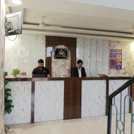 PLAY GOLDEN PETELS near cherry county, hotell i Noida