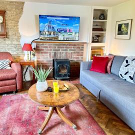 Swan Cottage 2-Bedroom-Netflix-Parking-Nature-Canal