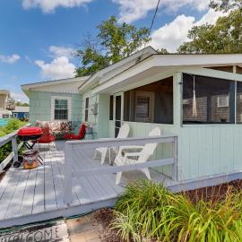 Deck & Indian River Bay Views: Coastal Cottage, hotel a Millsboro