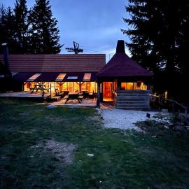 Chalet on Pohorje hill Maribor bike park next to the downhill track, khách sạn ở Hočko Pohorje
